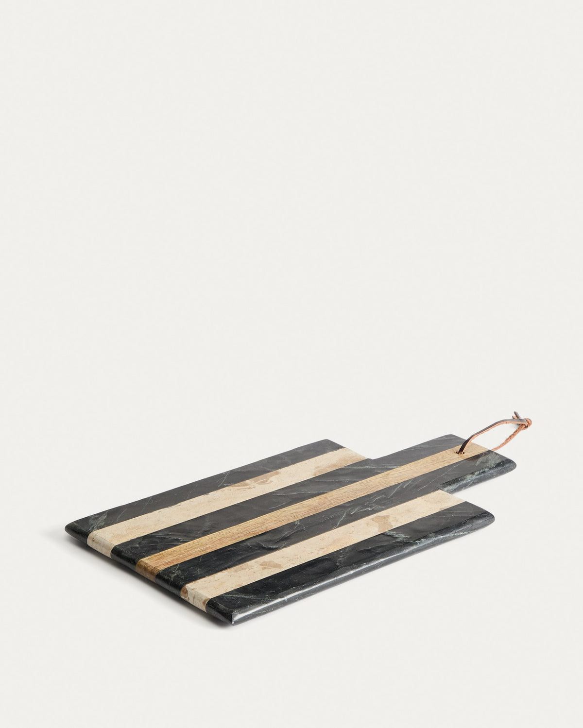 Rechteckiges Servierbrett aus Marmor in den Farben Schwarz, Braun und Beige, mit Loch am Rand, glatte Oberfläche und sichtbarer natürlicher Äderung.