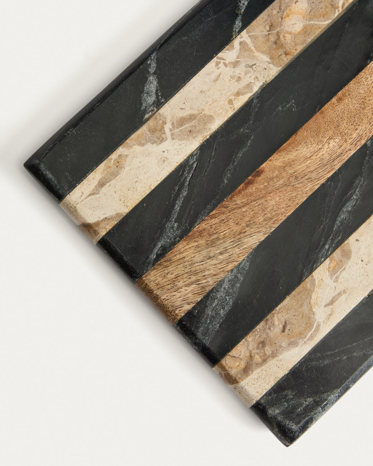 Servierbrett Surne aus Marmor in Schwarz, Braun und Beige, rechteckige Form mit Loch, Grösse 30 x 18 cm, Material Marmor und Holz.