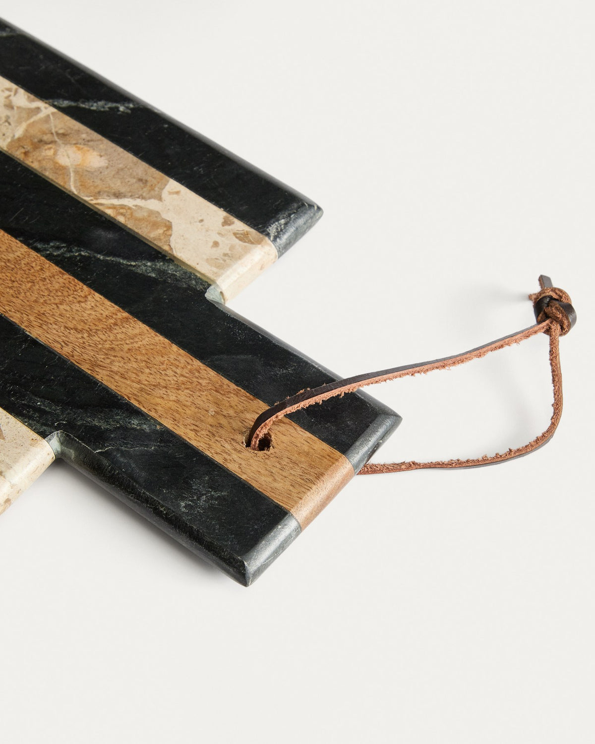 Servierbrett Surne aus Marmor in Schwarz, Braun und Beige, rechteckige Form mit Loch, Grösse 30 x 18 cm, Material Marmor und Holz.