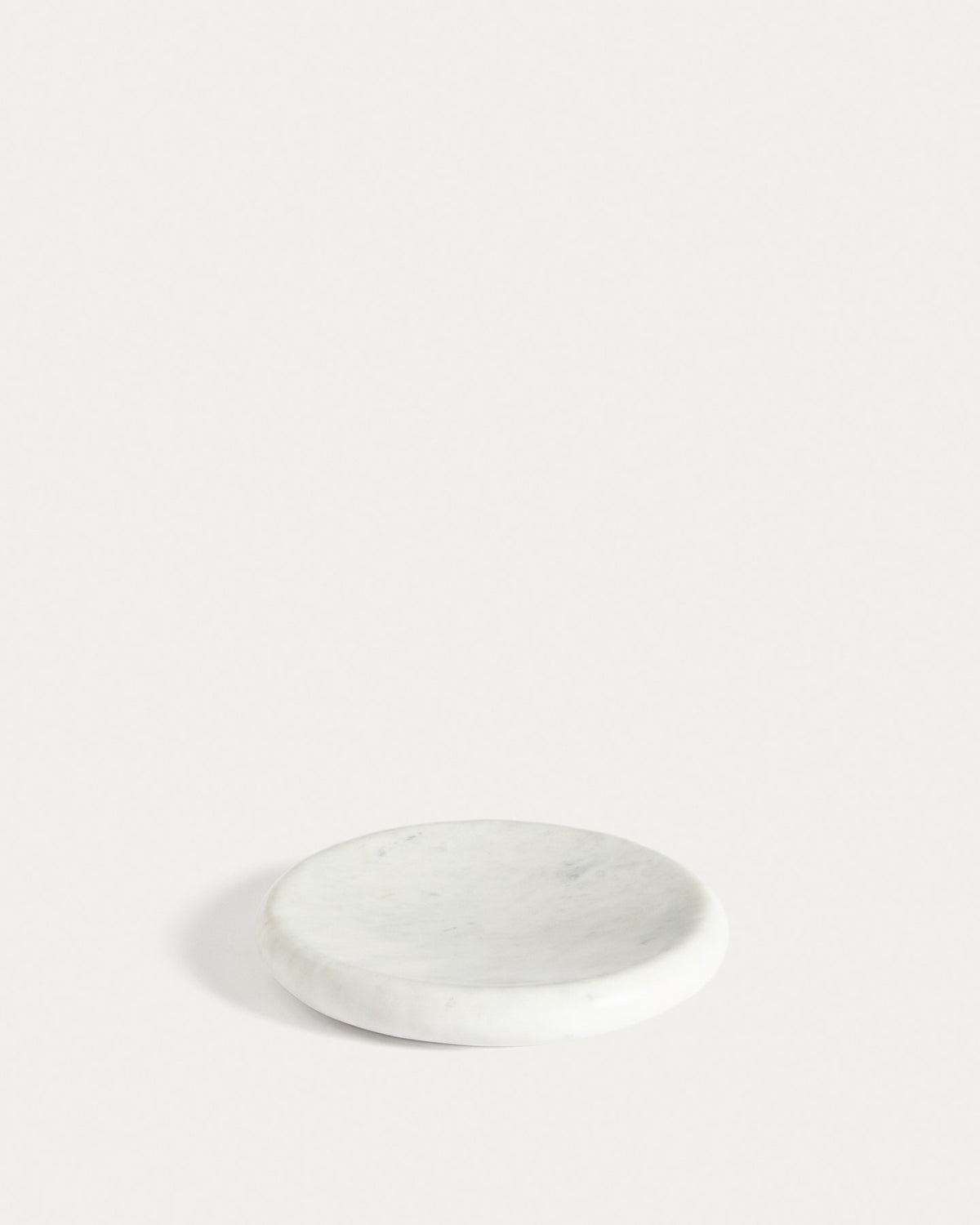 Rundes weisses Marmortablett Obena mit einem Durchmesser von 20 cm, glatte Oberfläche mit natürlicher Aderung, flache Form.