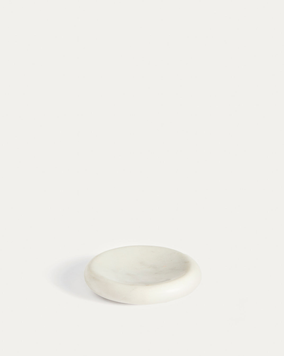 Rundes weisses Marmortablett Obena mit 15 cm Durchmesser und 2.5 cm Höhe, Oberfläche zeigt natürliche Maserung und individuelle Farbnuancen.