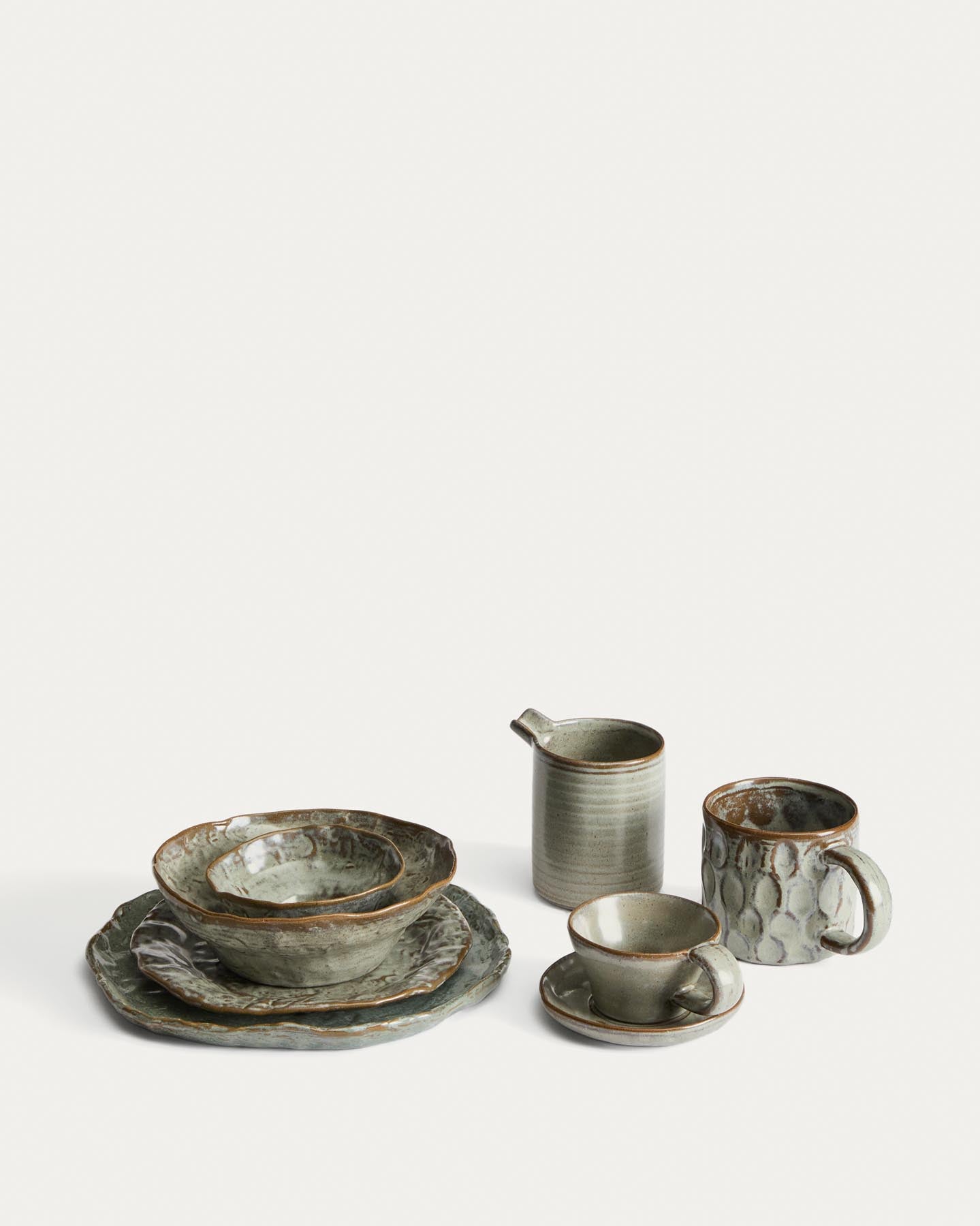 Tiefer Teller Alenia aus grauer Keramik in Grau präsentiert im Onlineshop von KAQTU Design AG. Teller ist von Kave Home