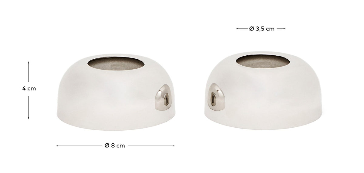 Zwei silberfarbene Eierbecher aus rostfreiem Edelstahl, rund geformt, glänzende Oberfläche, Set Nirela von Kave Home.