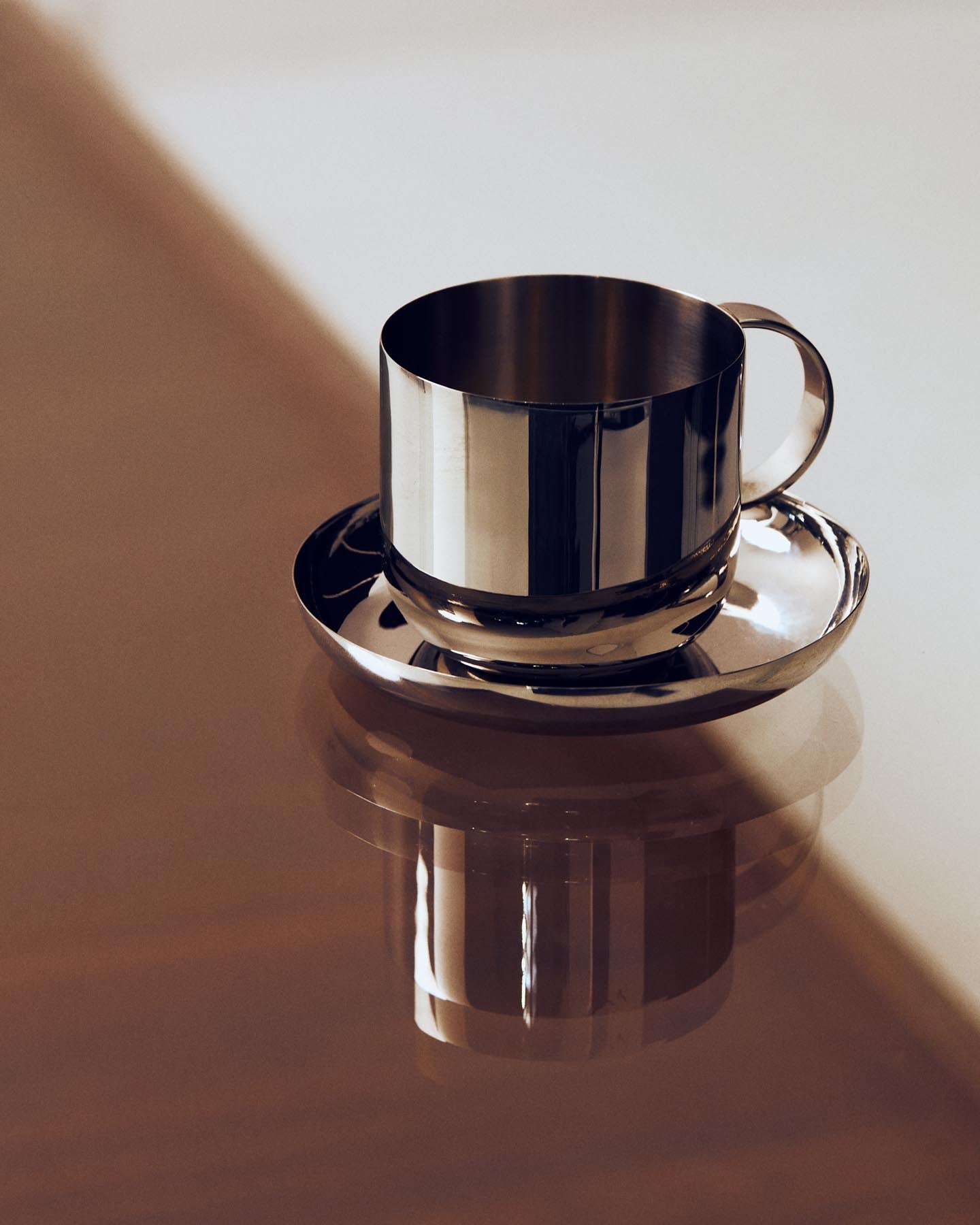 Set Nirela aus 2 Edelstahl-Tassen in Silber präsentiert im Onlineshop von KAQTU Design AG. Tasse ist von Kave Home