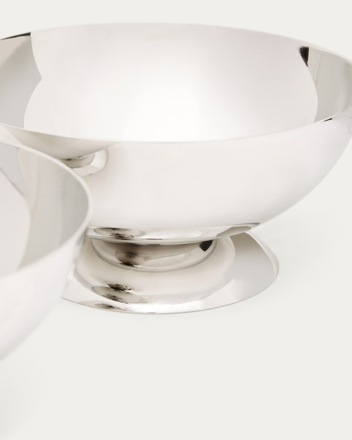 Zwei runde Schalen aus glänzendem, rostfreiem Edelstahl in Silber, stapelbar, mit glatter Oberfläche und schlichter Form.