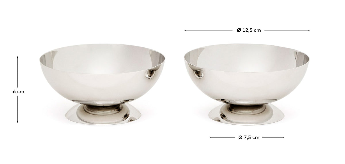 Zwei runde Schalen aus glänzendem, rostfreiem Edelstahl in Silber, stapelbar, mit glatter Oberfläche und schlichter Form.