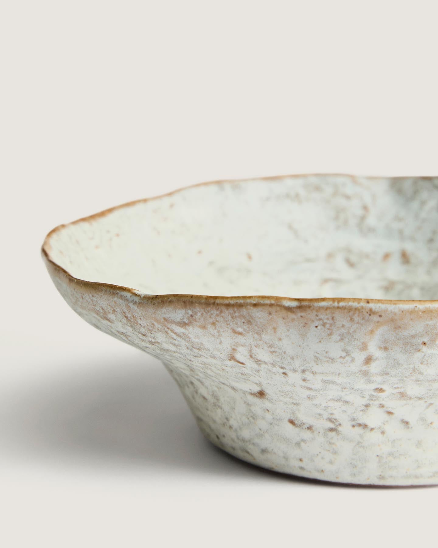 Tiefer Teller Alenia aus brauner Keramik in Hellgrün präsentiert im Onlineshop von KAQTU Design AG. Teller ist von Kave Home