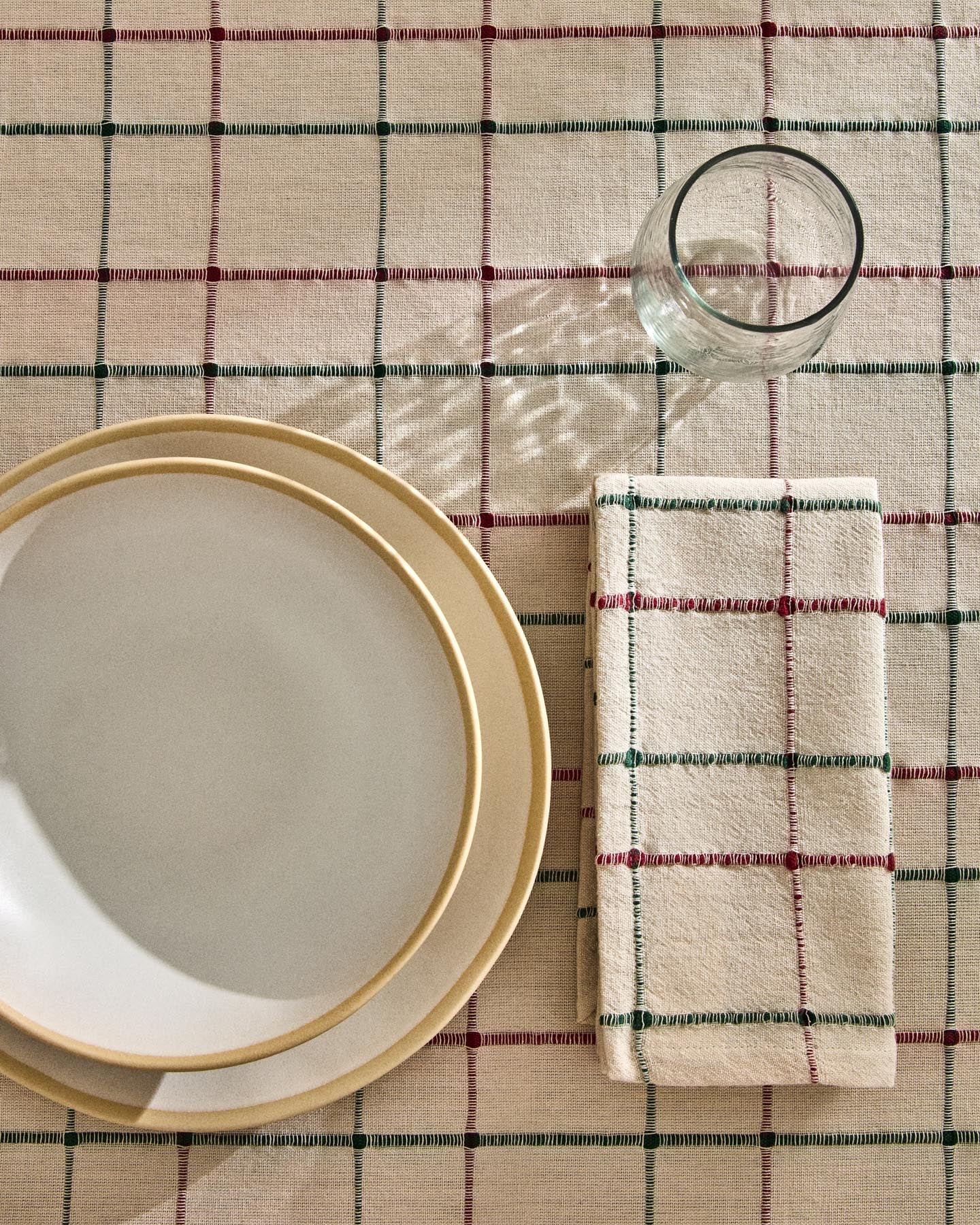 Dessertteller Azir aus Keramik in Beige in Weiß präsentiert im Onlineshop von KAQTU Design AG. Teller ist von Kave Home