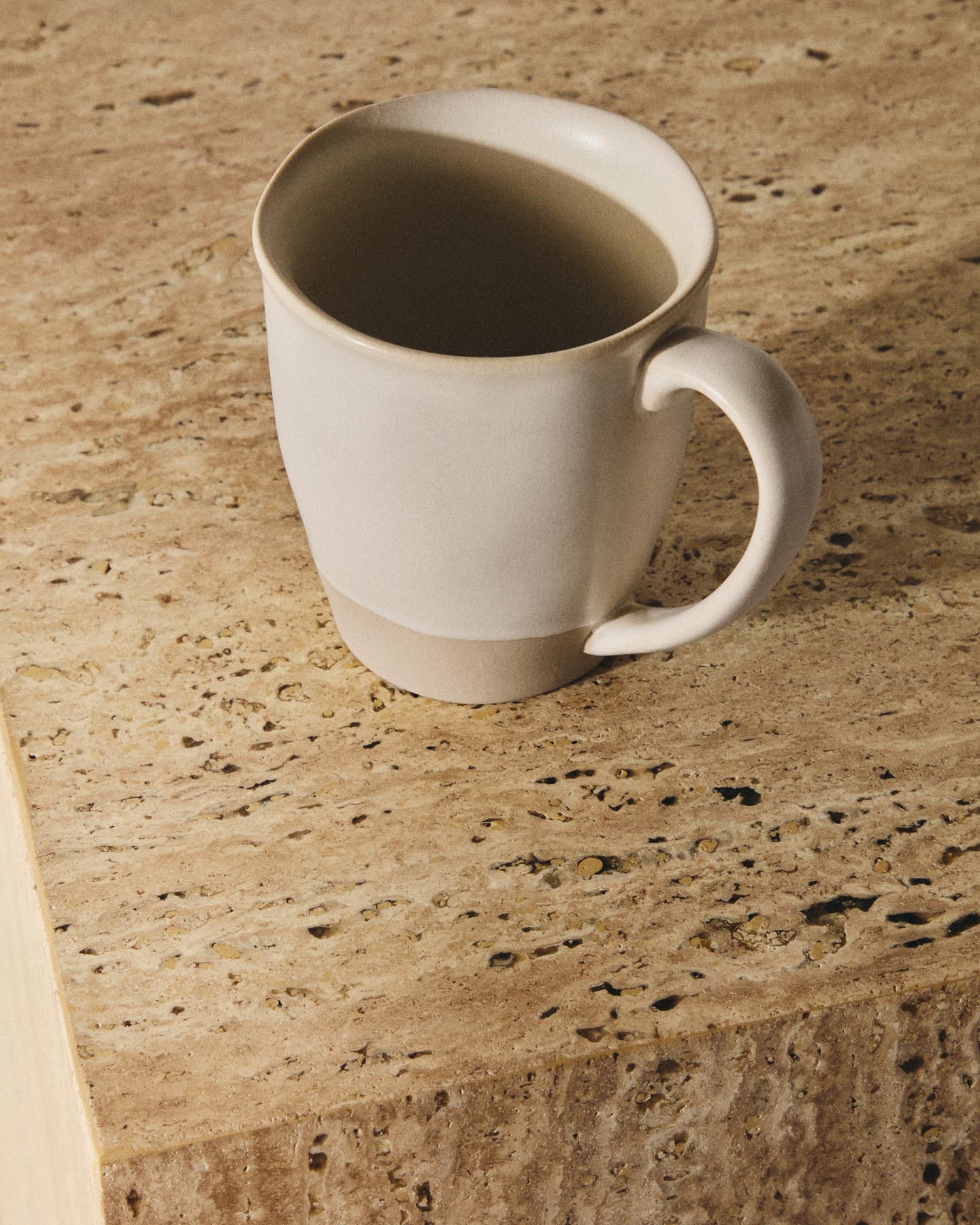 Große Tasse Azir aus Keramik in Beige in Beige präsentiert im Onlineshop von KAQTU Design AG. Tasse ist von Kave Home