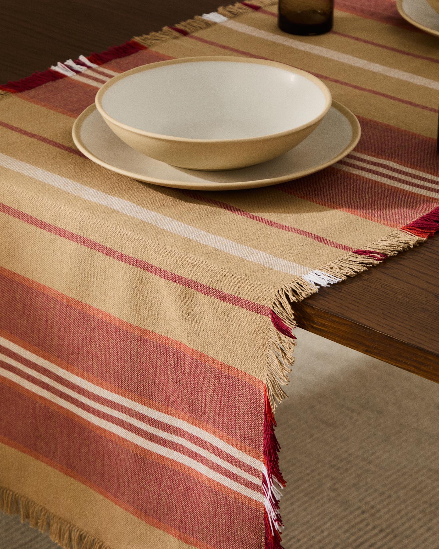 Tiefer Teller Azir aus Keramik in Beige in Beige präsentiert im Onlineshop von KAQTU Design AG. Teller ist von Kave Home