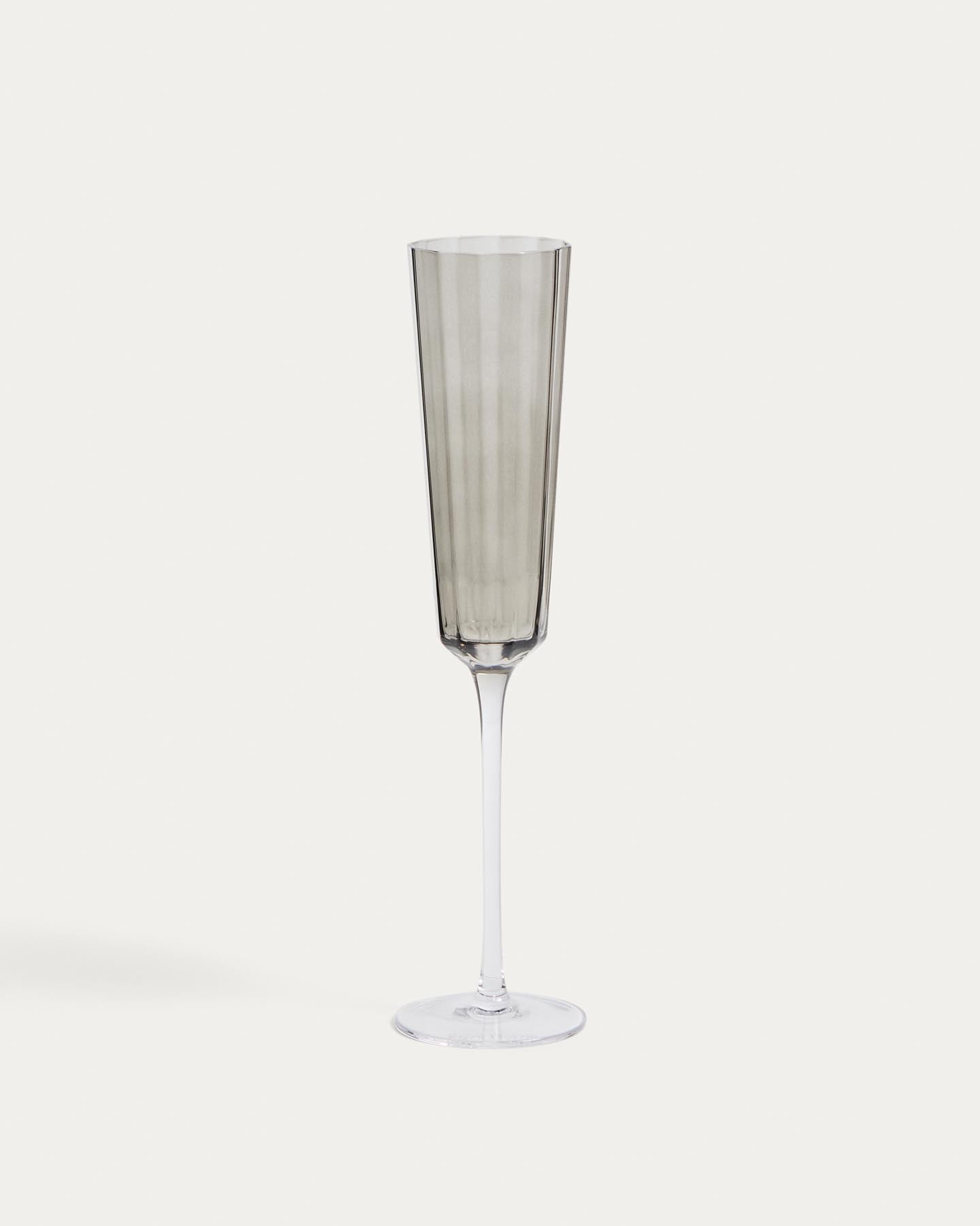 Sektglas Clarien aus grauem Glas, 18 cl in Silber präsentiert im Onlineshop von KAQTU Design AG. Champagner Flutes ist von Kave Home