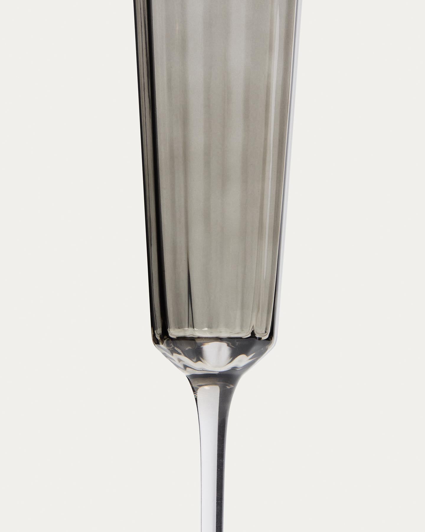 Sektglas Clarien aus grauem Glas, 18 cl in Silber präsentiert im Onlineshop von KAQTU Design AG. Champagner Flutes ist von Kave Home