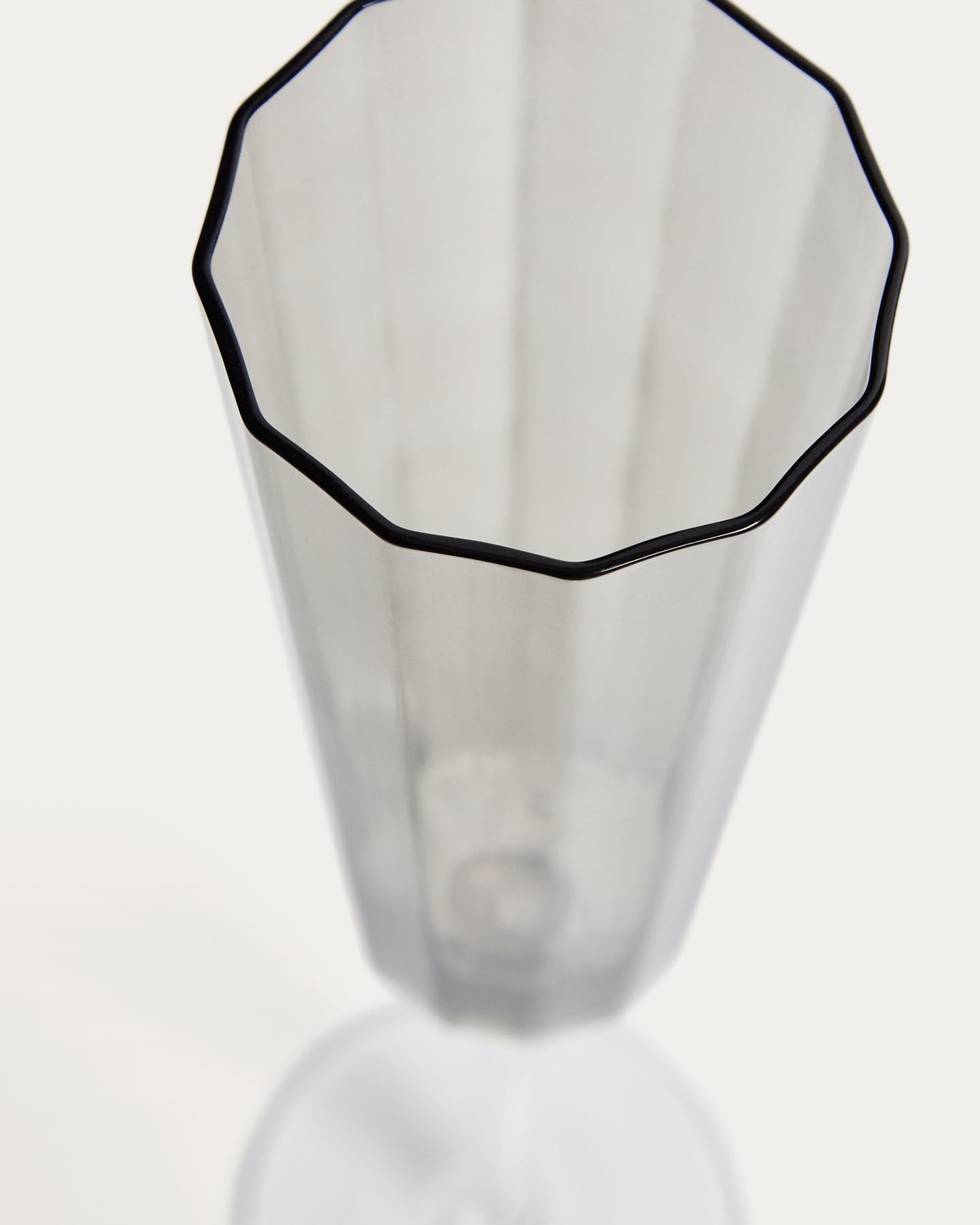 Sektglas Clarien aus grauem Glas, 18 cl in Silber präsentiert im Onlineshop von KAQTU Design AG. Champagner Flutes ist von Kave Home