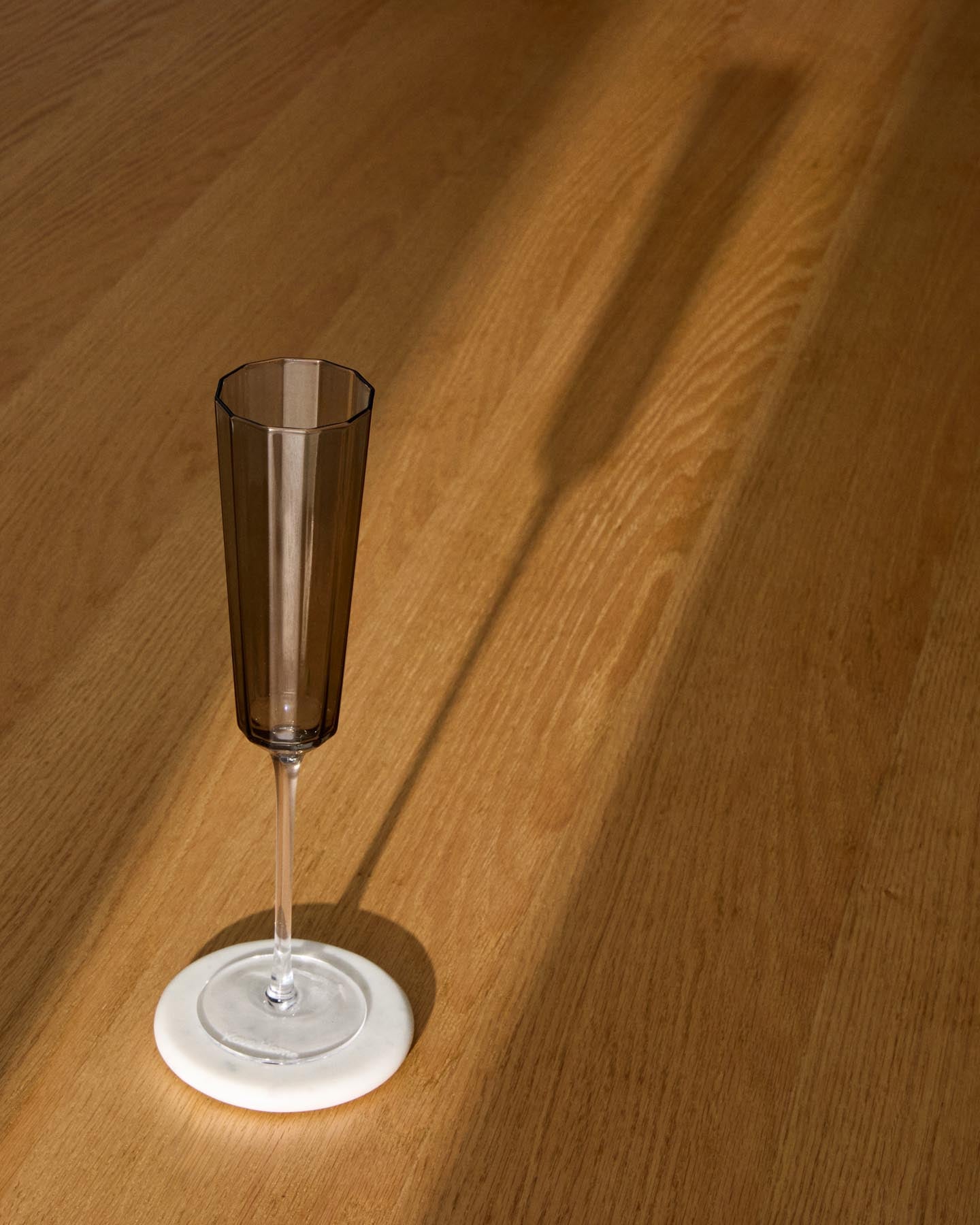 Sektglas Clarien aus grauem Glas, 18 cl in Silber präsentiert im Onlineshop von KAQTU Design AG. Champagner Flutes ist von Kave Home