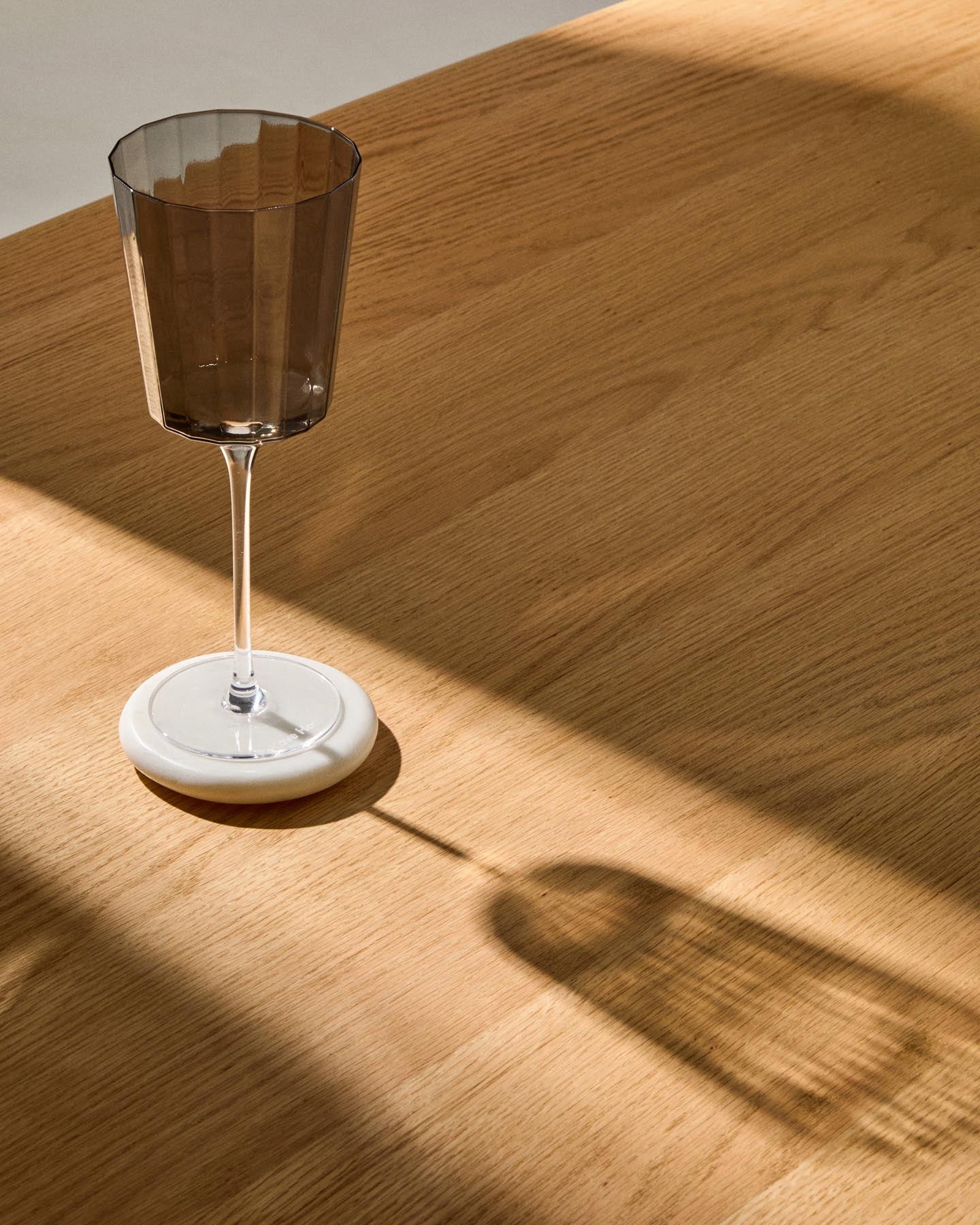 Weinglas Clarien aus grauem Glas, 39,5 cl in Silber präsentiert im Onlineshop von KAQTU Design AG. Universal Weinglas ist von Kave Home