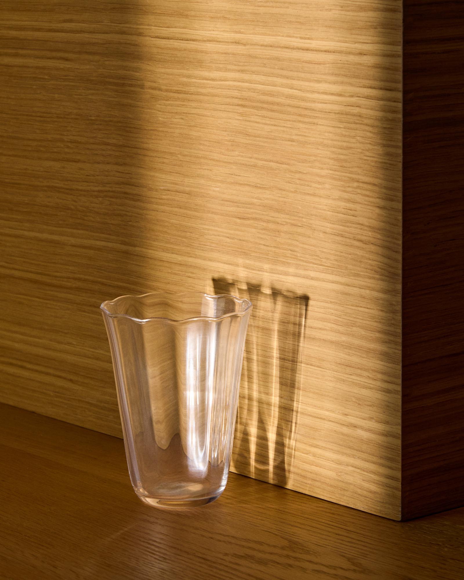 Elegantes Wasserglas Neia aus klarem Glas mit 14,5 cl Fassungsvermögen, ideal für stilvolles Trinken und moderne Tischdekoration.