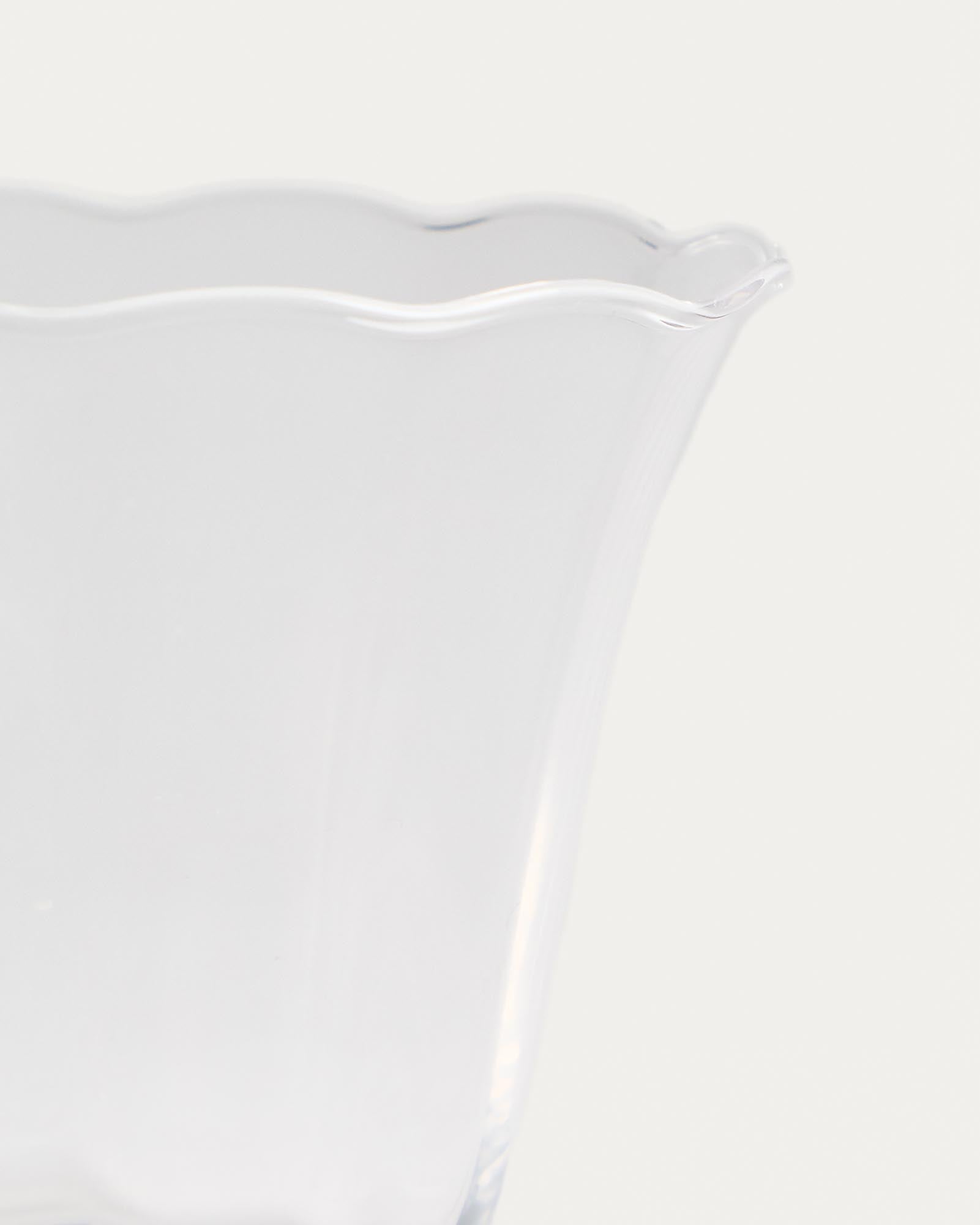 Elegantes Wasserglas Neia aus transparentem Glas mit einem Fassungsvermögen von 23 cl, ideal für stilvolle Tischdekoration und erfrischende Getränke.