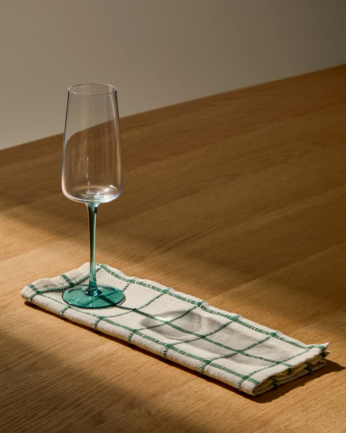 Sektglas Irides aus blau und klarem Glas, 31,5 cl in Blau, Transparent präsentiert im Onlineshop von KAQTU Design AG. Champagner Flutes ist von Kave Home