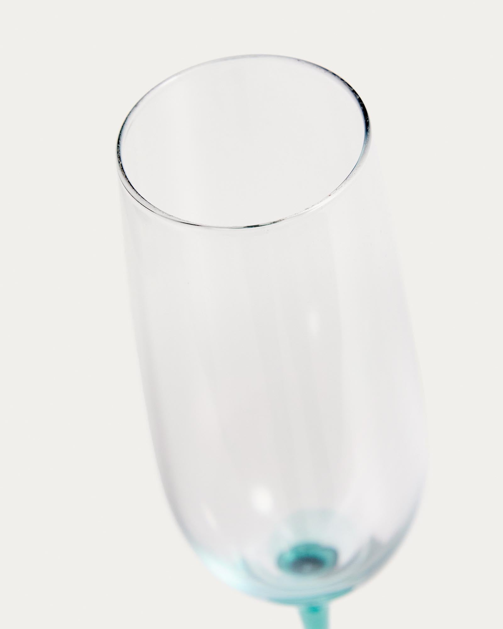 Stilvolles Sektglas Irides aus transparentem und blauem Glas, 24,5 cl, perfekt für besondere Momente und festliche Feiern.