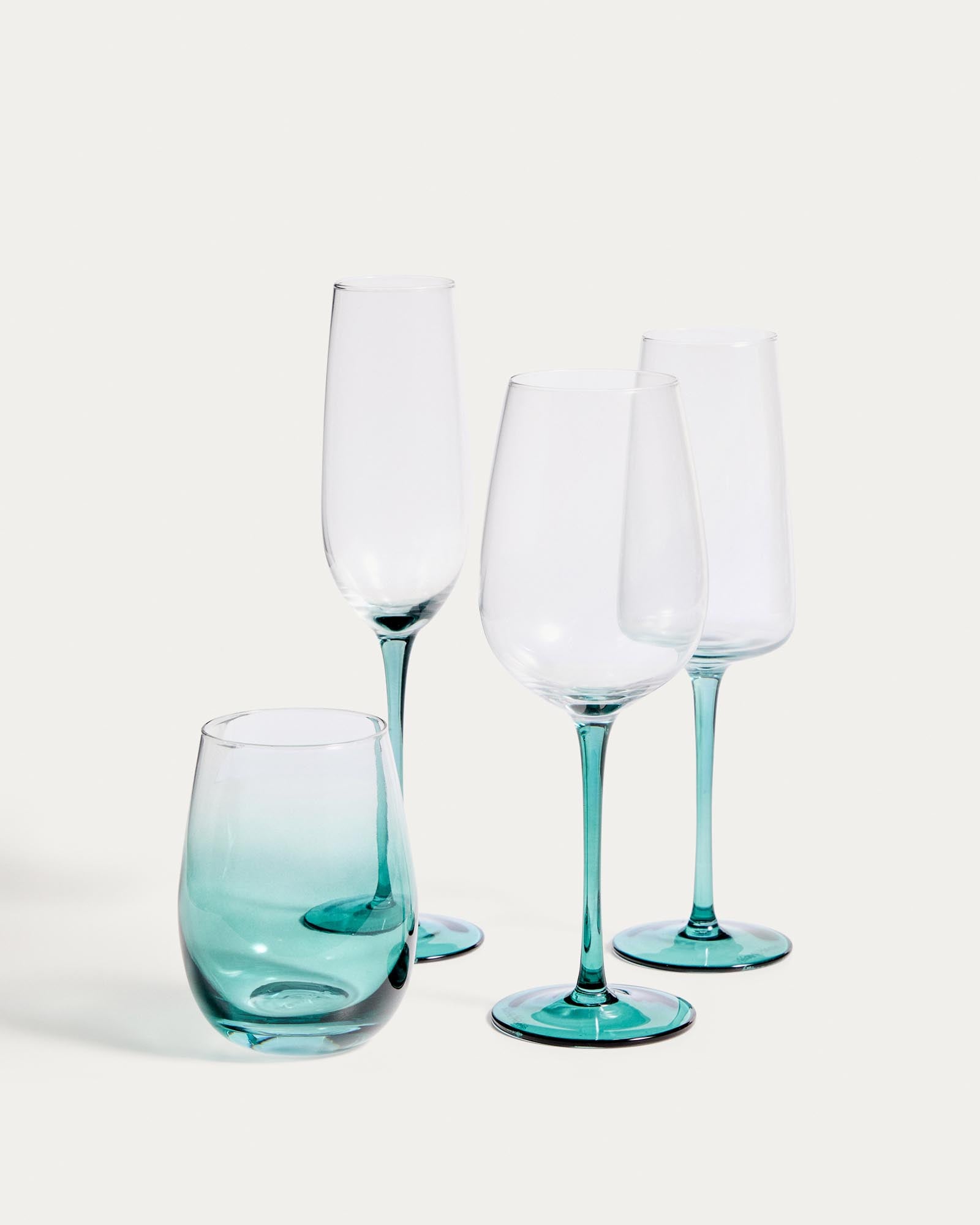 Elegantes Wasserglas Irides in Blau und Klar, 42 cl, ideal für stilvolle Tischdekoration und erfrischende Getränke.