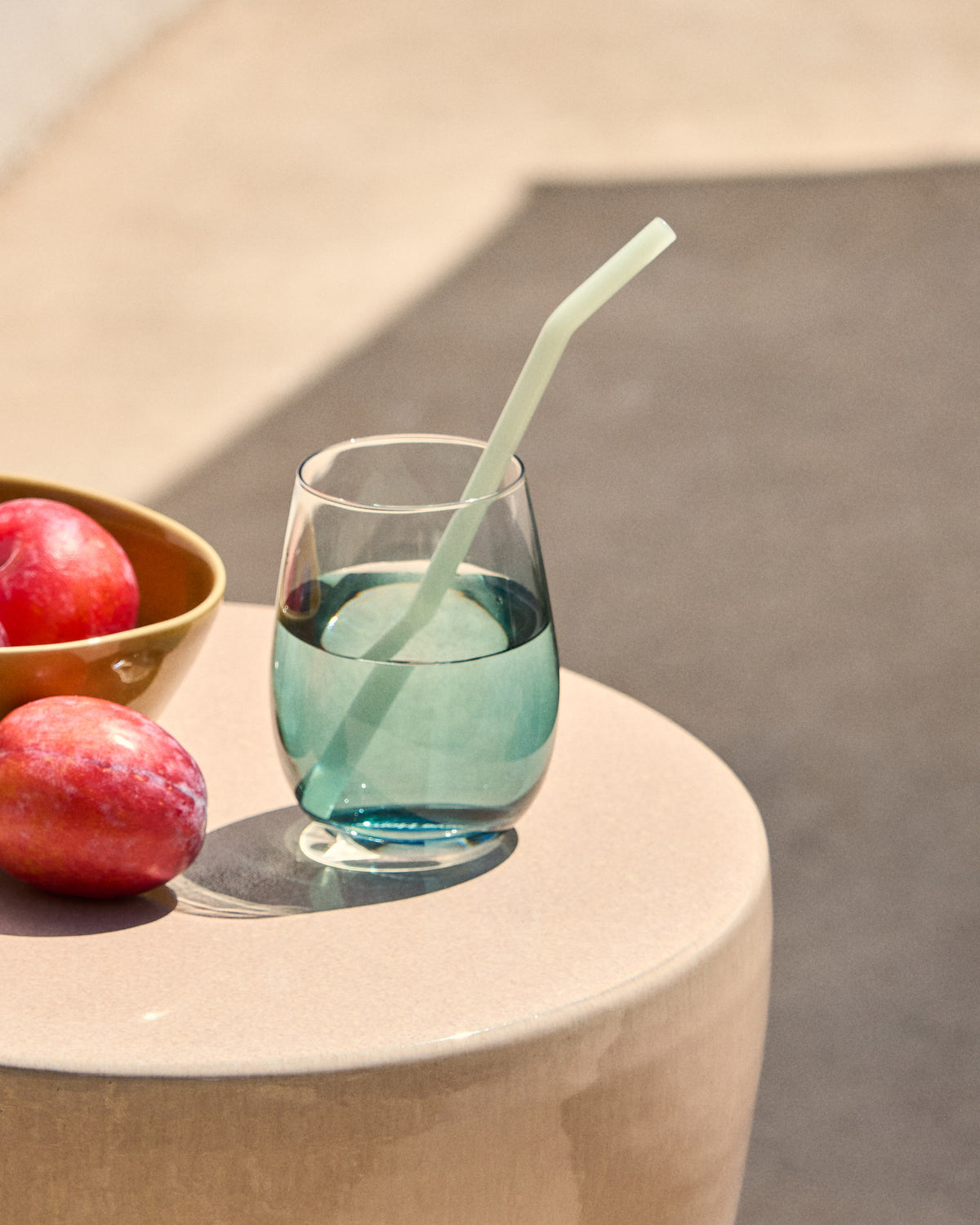 Wasserglas Irides aus blau und klarem Glas, 42 cl in Transparent, Blau präsentiert im Onlineshop von KAQTU Design AG. Trinkgläser ist von Kave Home