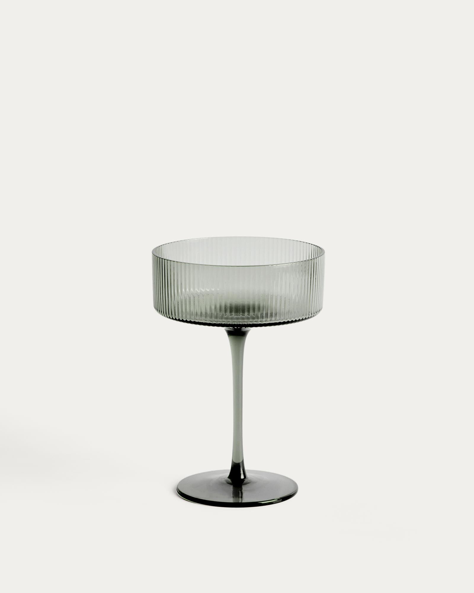 Cocktailglas Eluria aus grünem Glas, 31,5 cl in Grau präsentiert im Onlineshop von KAQTU Design AG. Cocktailglas ist von Kave Home