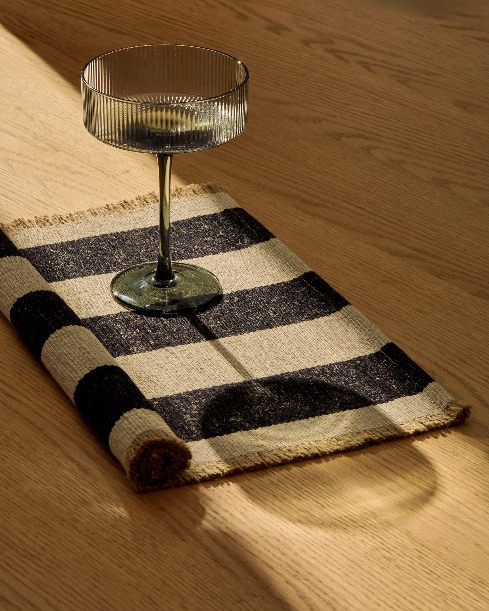 Elegantes Cocktailglas Eluria aus grünem Glas mit 31,5 cl Fassungsvermögen, ideal für stilvolle Drinks und besondere Anlässe.