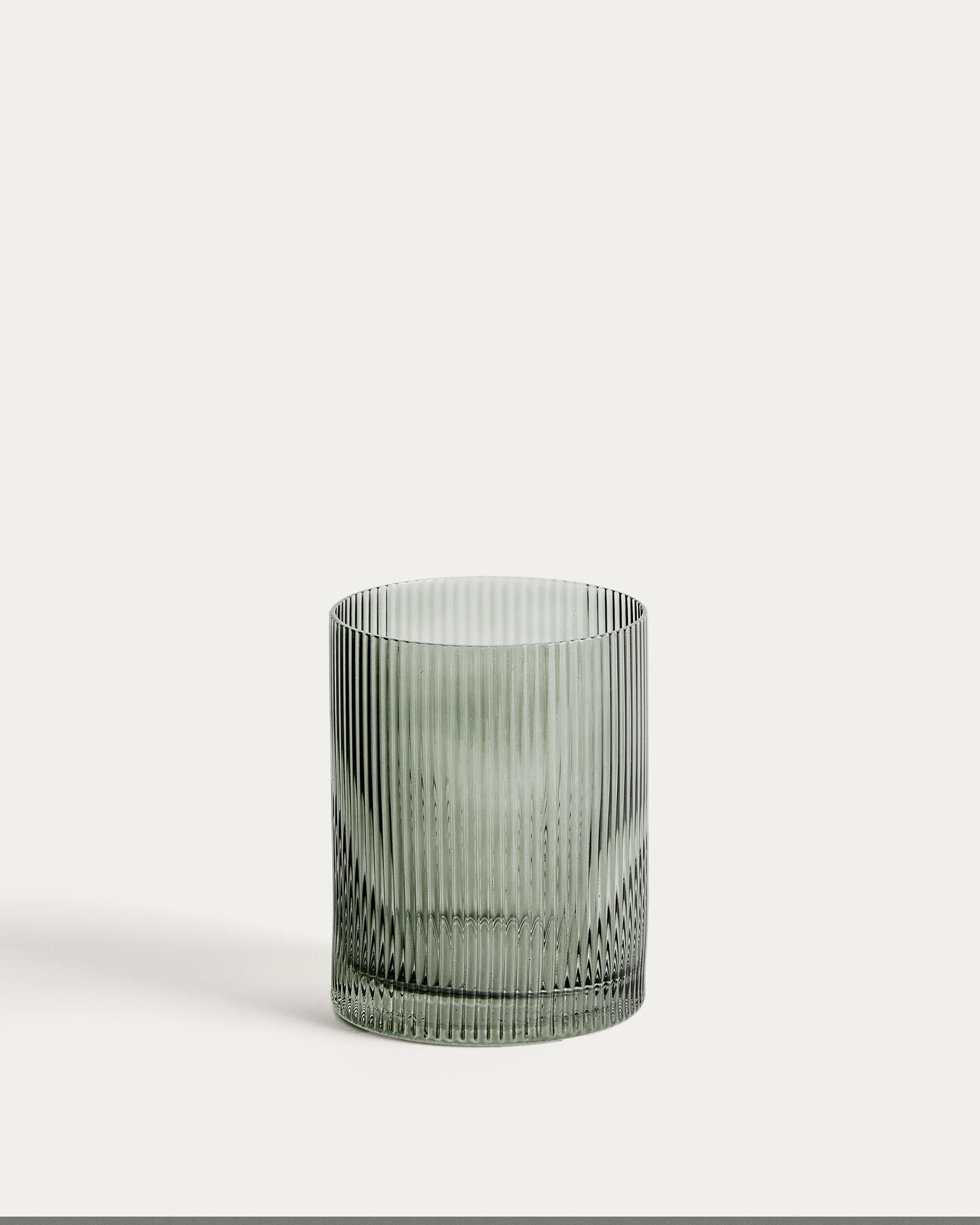 Wasserglas Eluria aus grünem Glas, 32,5 cl in Hellgrau präsentiert im Onlineshop von KAQTU Design AG. Trinkgläser ist von Kave Home