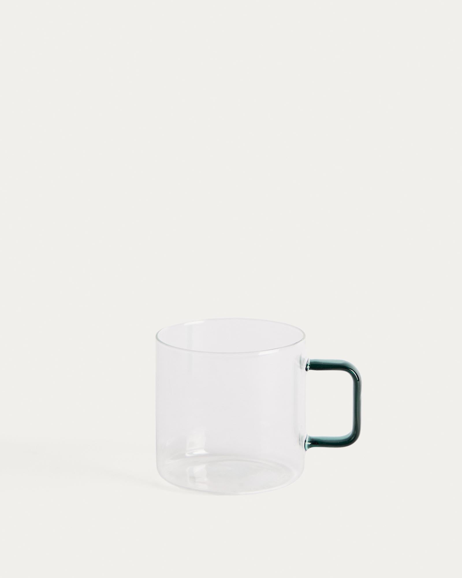 Glastasse Micla mit grünem Henkel in Transparent präsentiert im Onlineshop von KAQTU Design AG. Tasse ist von Kave Home