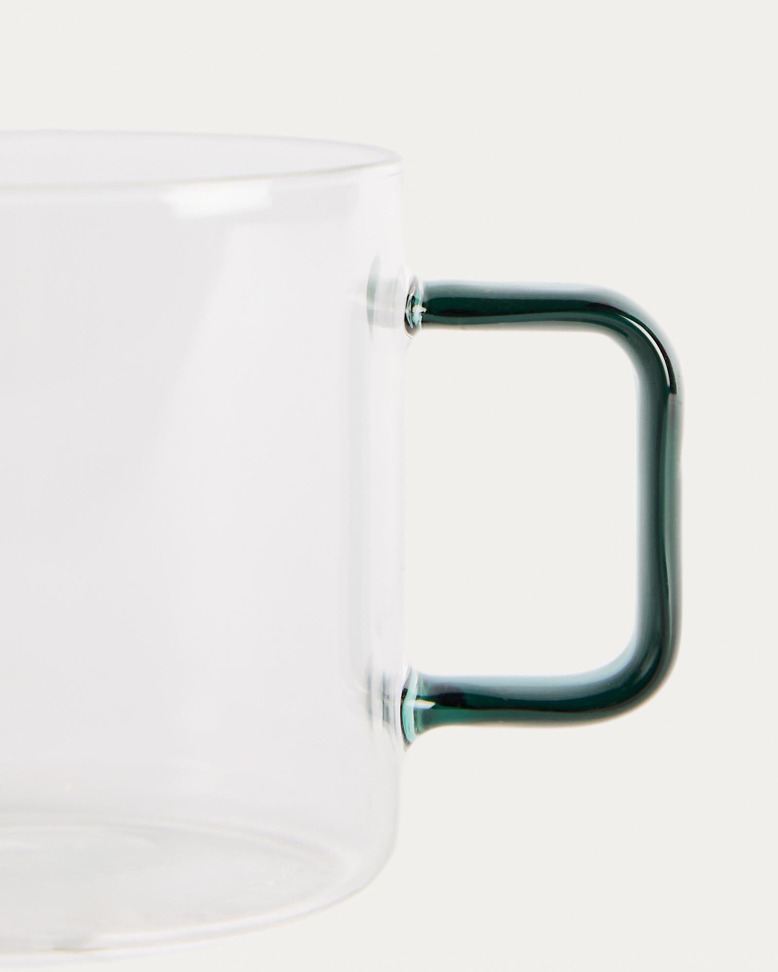 Moderne Glastasse Micla mit auffälligem grünem Henkel, ideal für kreative Getränkepräsentationen. Hochwertige Verarbeitung von Kave Home.