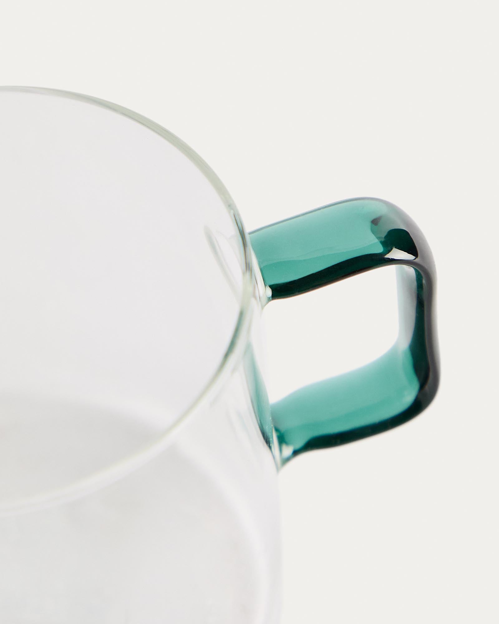 Elegante Glastasse Micla mit einem stilvollen grünen Henkel, perfekt für besondere Anlässe und geschmackvolle Getränkepräsentationen.