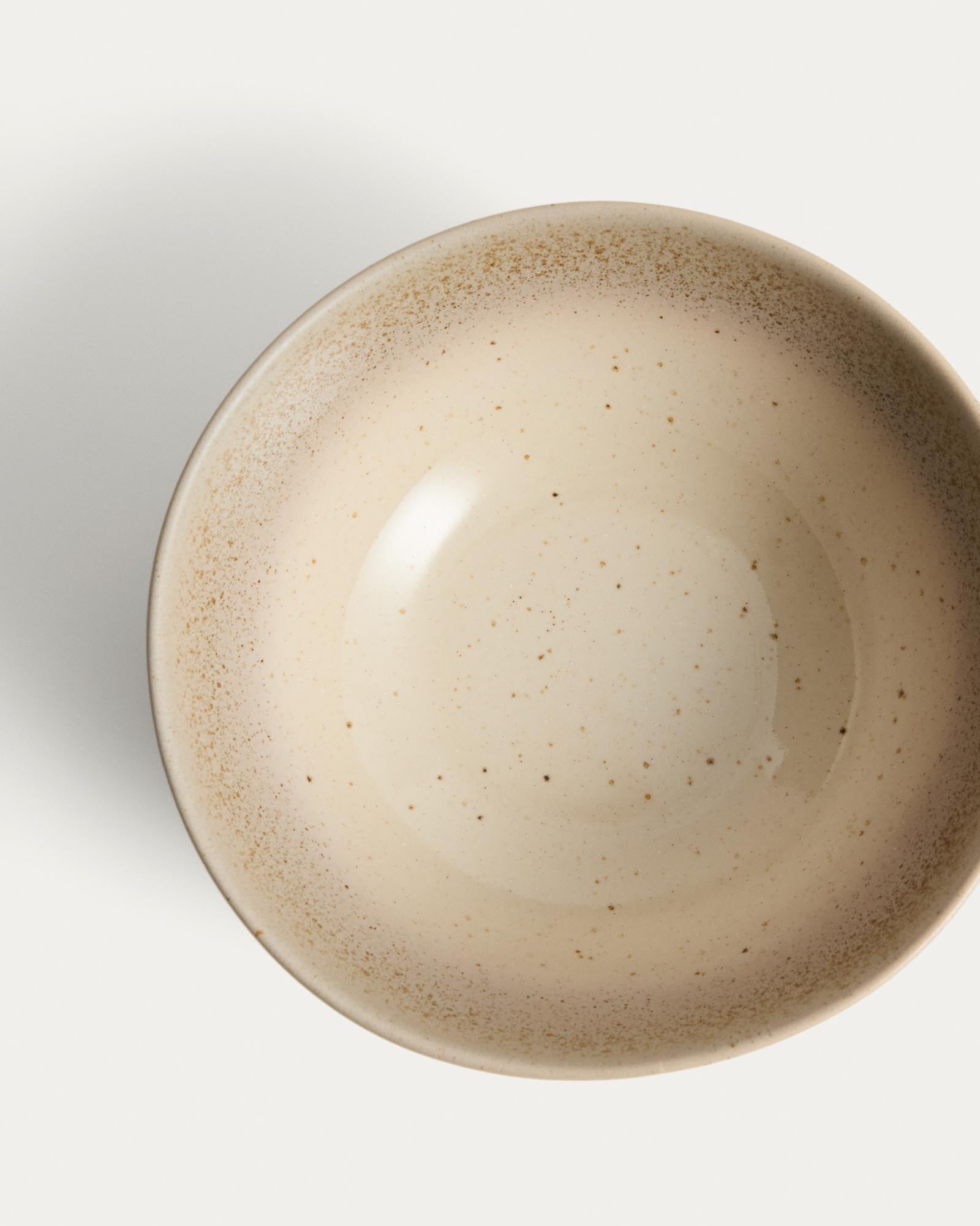 Elegante beige Keramikschale Sarel von Kave Home, ideal für stilvolle Tischdekoration und vielseitige Verwendung.