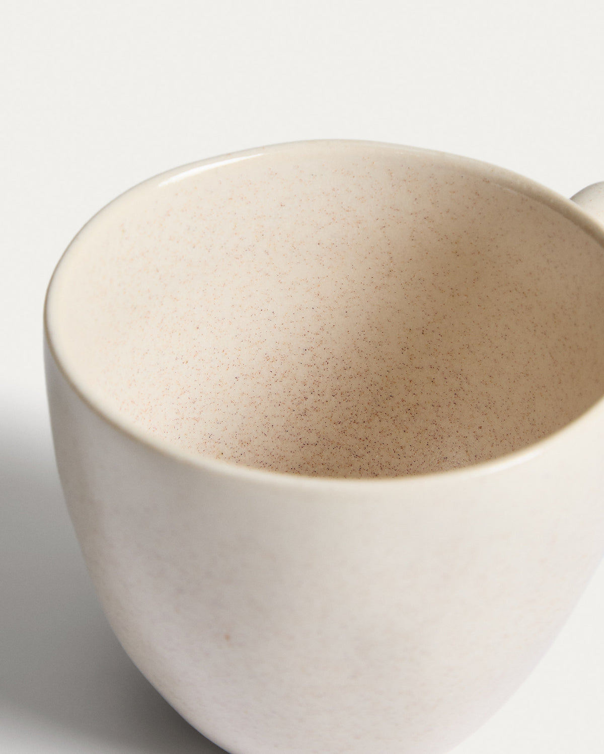 Beige Keramiktasse Sermin von Kave Home mit glasierter, leicht nuancierter Oberfläche