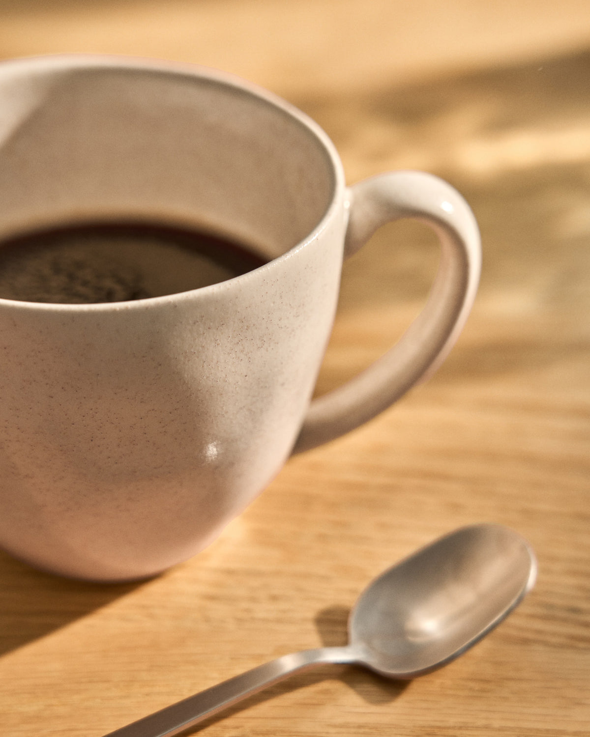 Beige Keramiktasse Sermin von Kave Home mit glasierter, leicht nuancierter Oberfläche