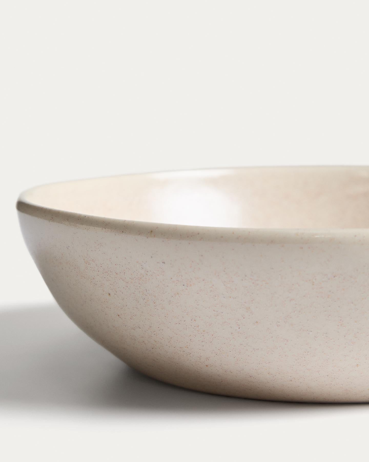 Tiefer Teller Sermin aus Keramik in Beige in Beige präsentiert im Onlineshop von KAQTU Design AG. Teller ist von Kave Home