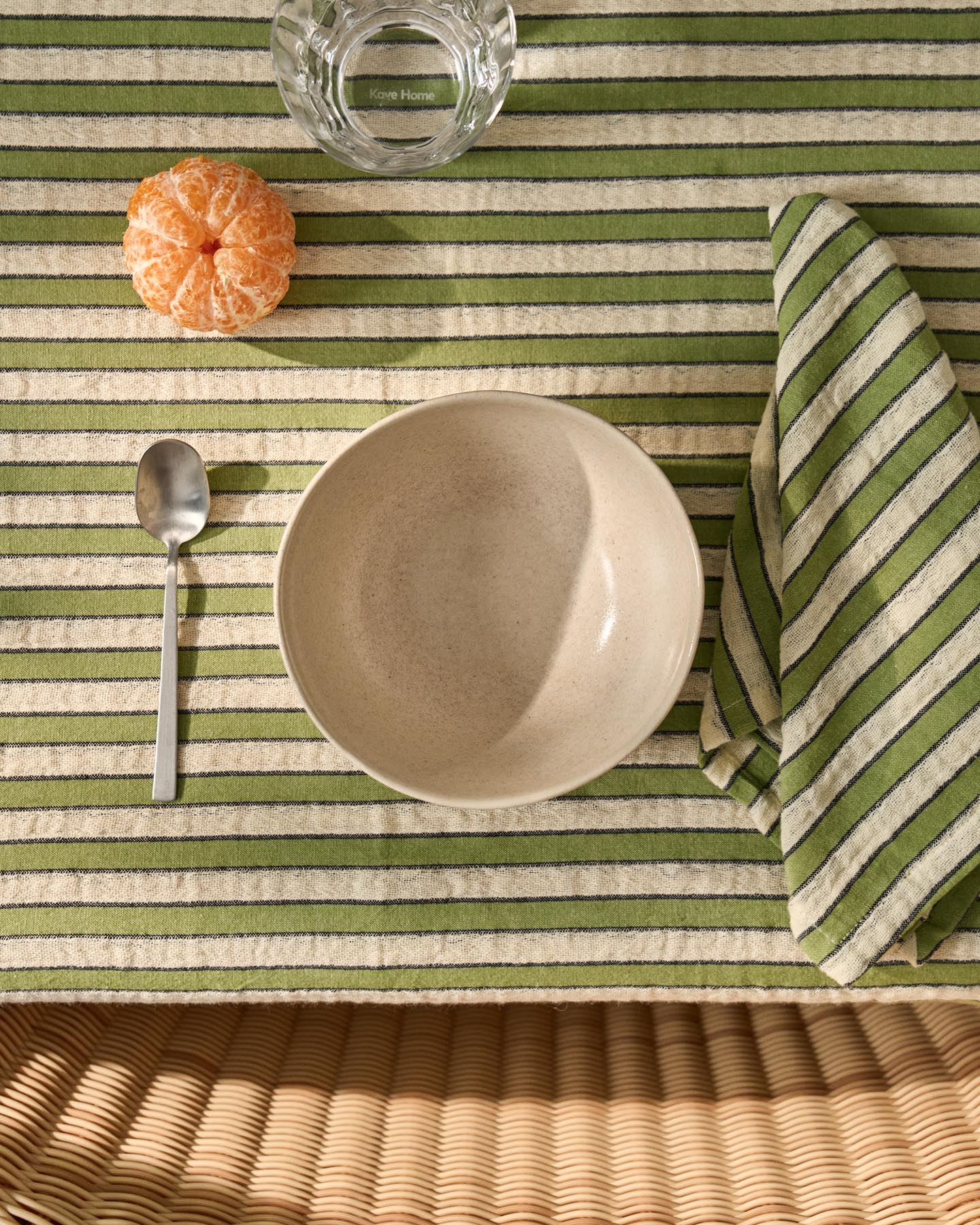 Tiefer Teller Sermin aus Keramik in Beige in Beige präsentiert im Onlineshop von KAQTU Design AG. Teller ist von Kave Home