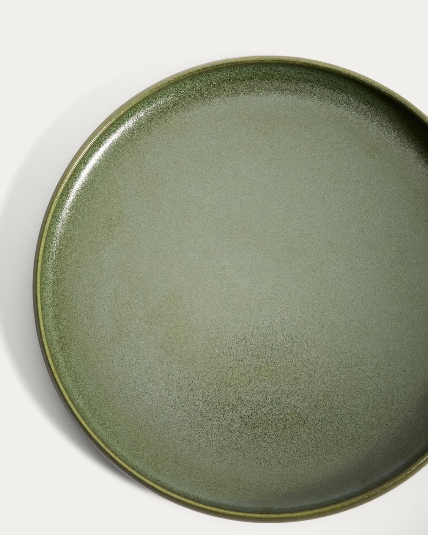 Flacher Teller Uilo aus Keramik in Grün in Beige präsentiert im Onlineshop von KAQTU Design AG. Teller ist von Kave Home