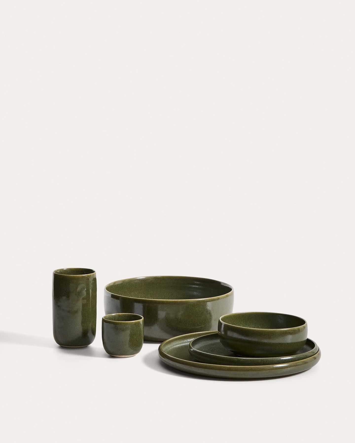 Flacher Teller Uilo aus Keramik in Grün in Beige präsentiert im Onlineshop von KAQTU Design AG. Teller ist von Kave Home
