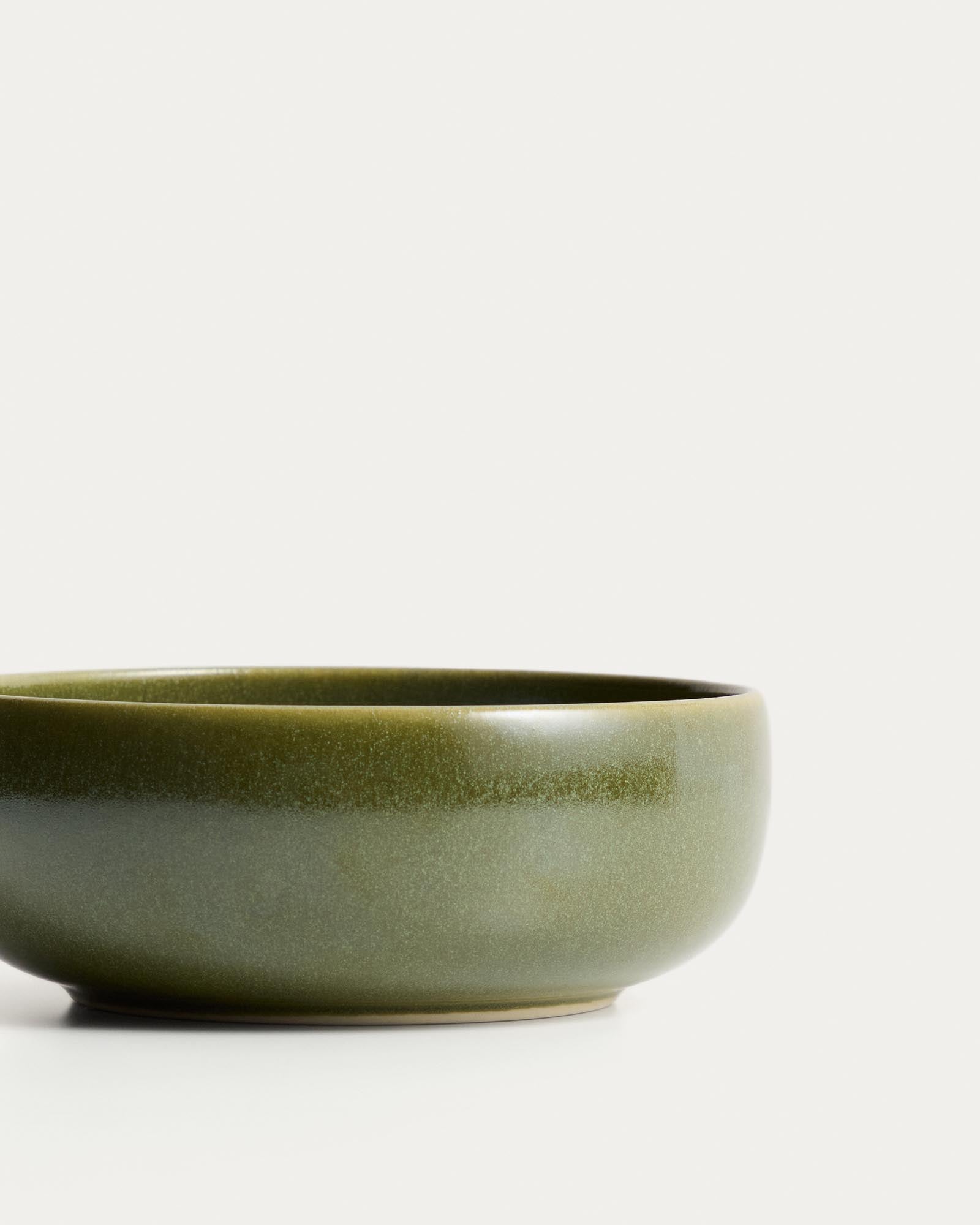 Elegante grüne Keramikschale Uilo von Kave Home, ideal für kleine Snacks oder als dekoratives Element in jedem Raum.