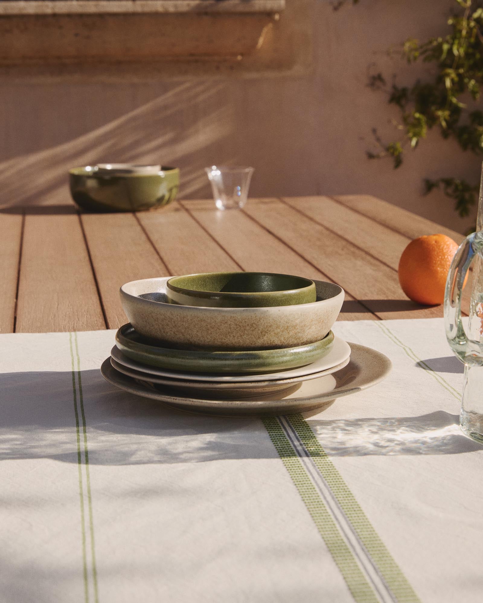 Elegante grüne Keramikschale Uilo von Kave Home, ideal für Snacks oder als dekoratives Element in jedem Raum.