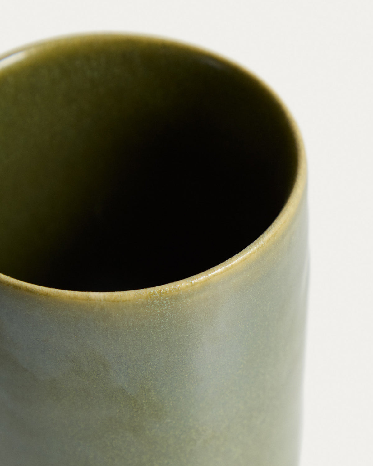 Tasse Uilo aus Keramik in Grün in Grün präsentiert im Onlineshop von KAQTU Design AG. Tasse ist von Kave Home