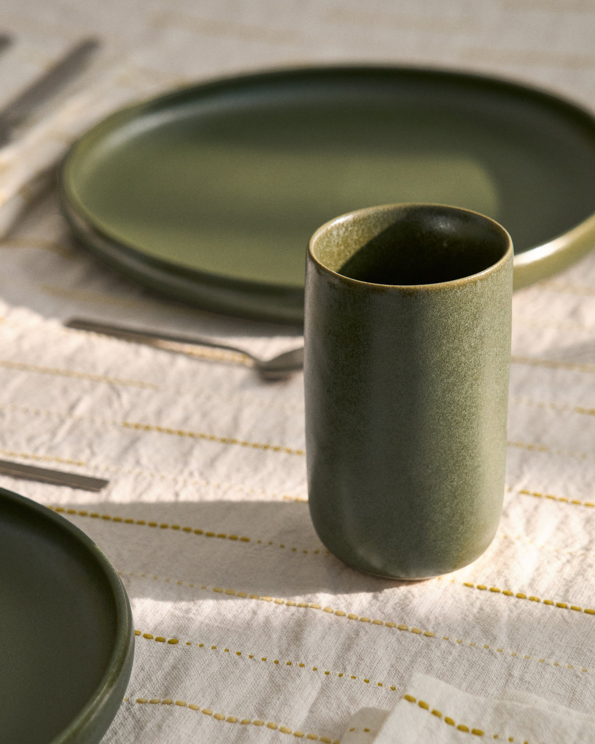 Tasse Uilo aus Keramik in Grün in Grün präsentiert im Onlineshop von KAQTU Design AG. Tasse ist von Kave Home