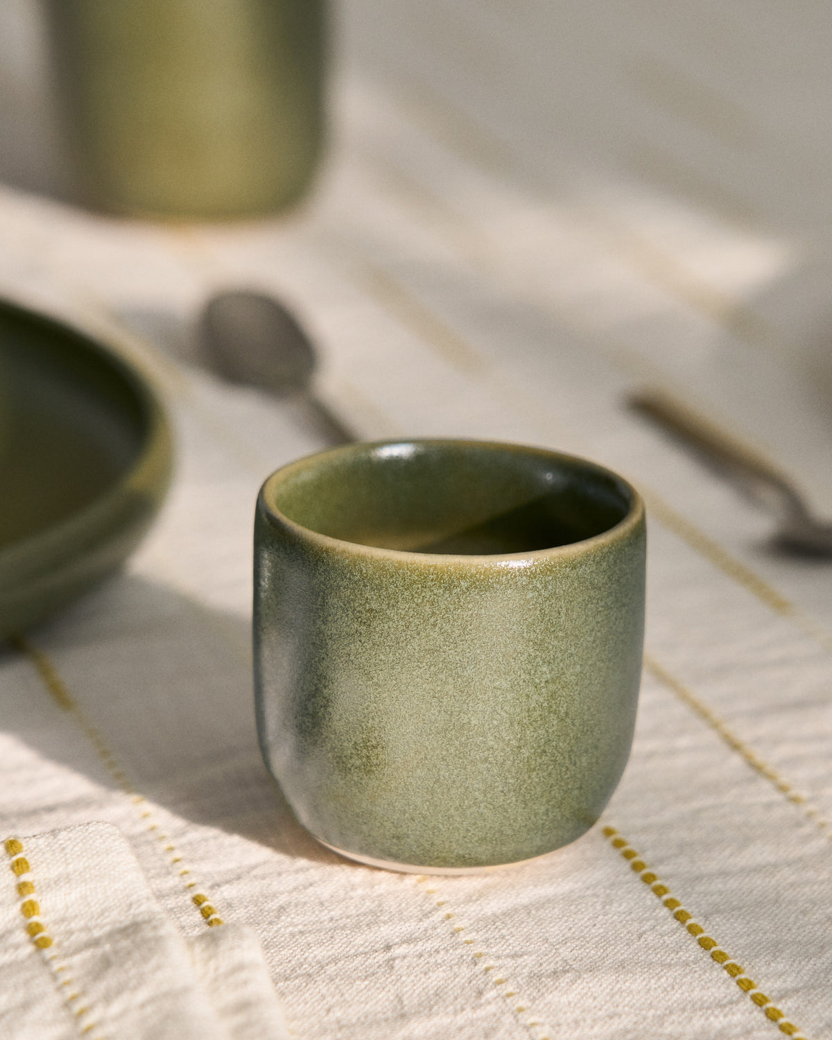 Tasse Uilo aus Keramik in Grün in Grün präsentiert im Onlineshop von KAQTU Design AG. Tasse ist von Kave Home