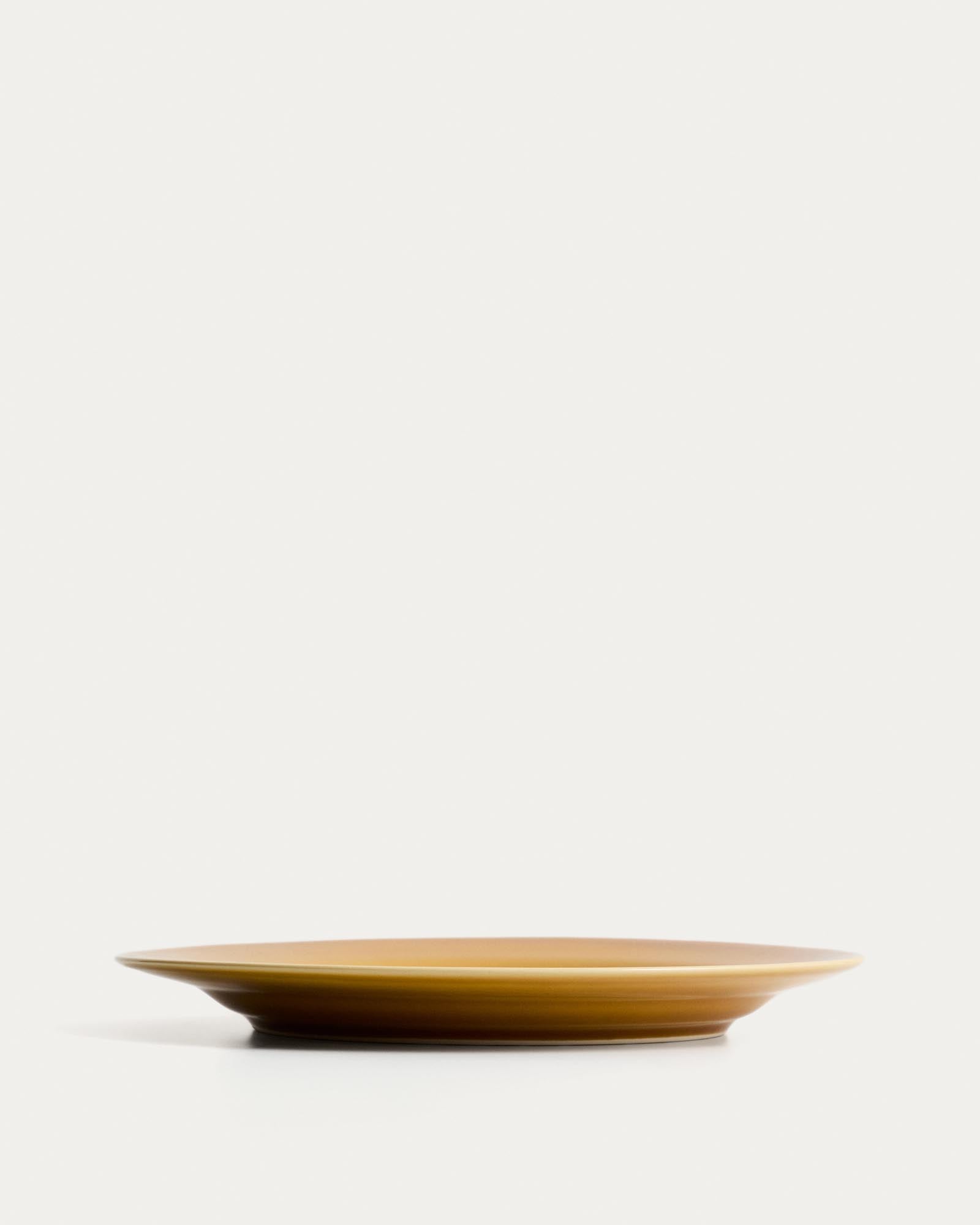 Eleganter, gelber Keramikteller Selune von Kave Home, ideal für stilvolle Tischdekoration und ansprechende Servierideen.