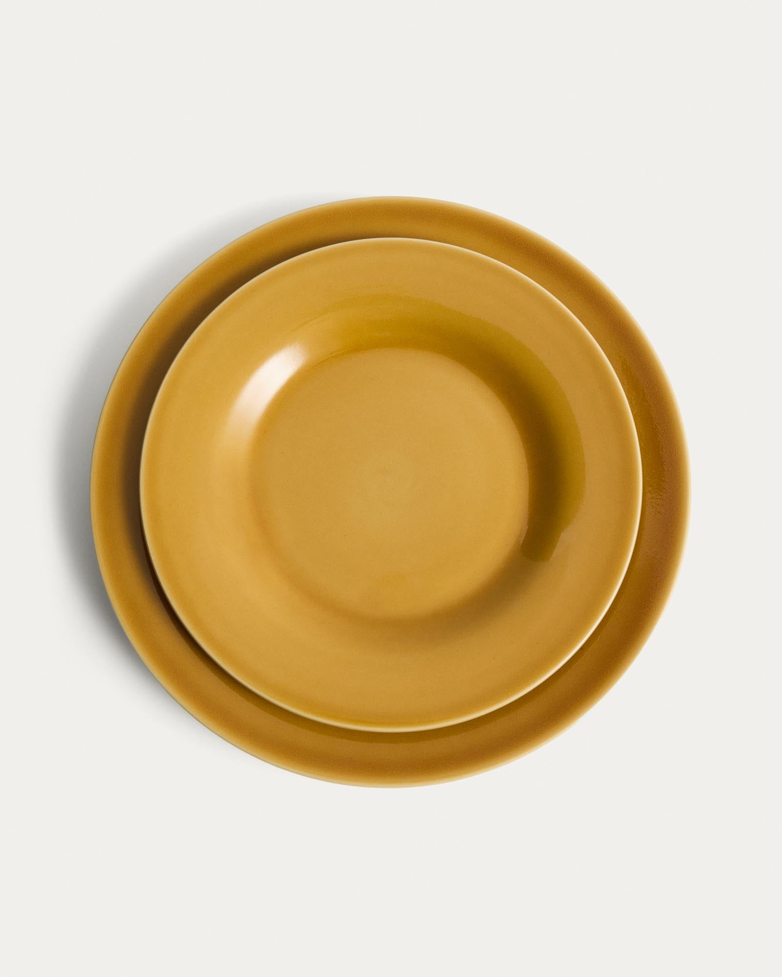 Heller Keramikteller Selune in Gelb von Kave Home, perfekt für Desserts und eine ansprechende Präsentation auf jedem Tisch.
