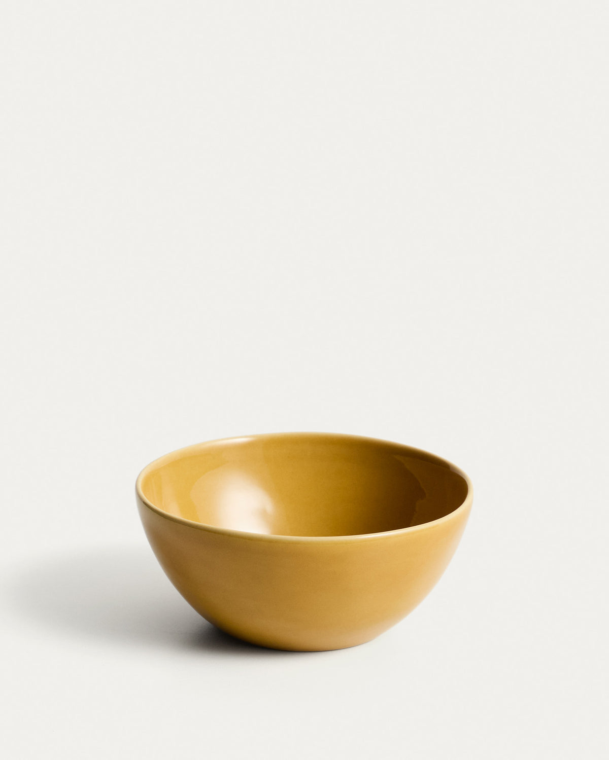 Schale Selune aus Keramik in Gelb in Gelb präsentiert im Onlineshop von KAQTU Design AG. Schale ist von Kave Home