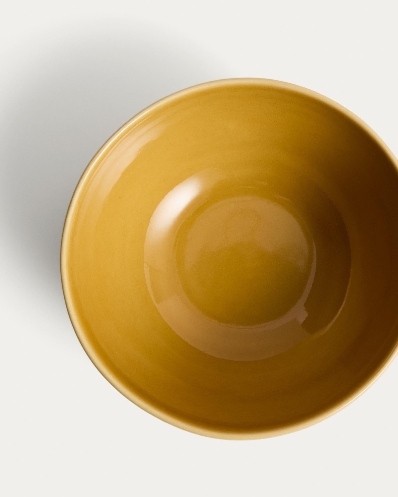 Elegante gelbe Keramikschale Selune von Kave Home, ideal für stilvolle Tischdekoration und vielseitige Verwendung.