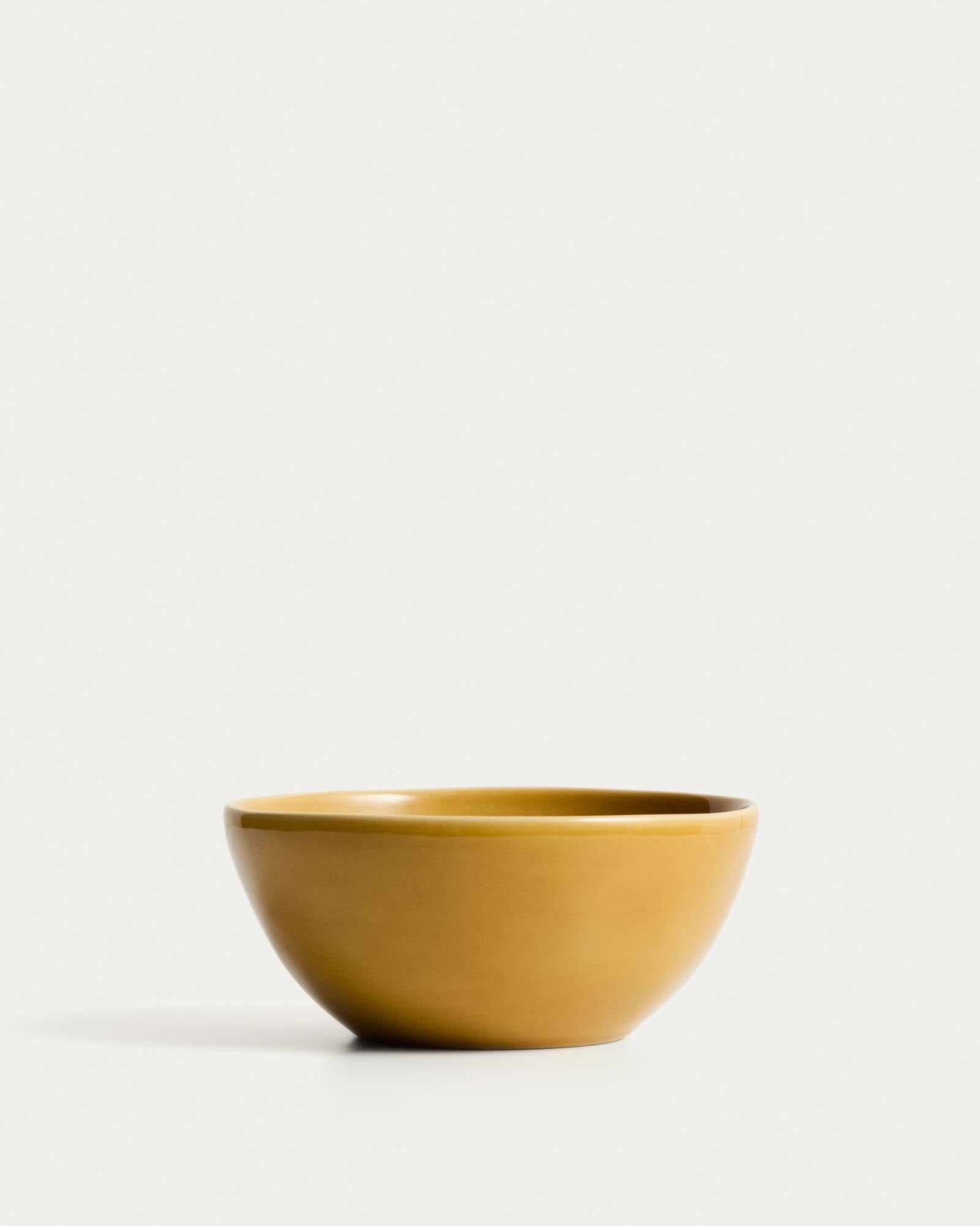 Stilvolle, gelbe Keramikschale Selune von Kave Home, ideal für die Präsentation von Speisen oder als ansprechendes Deko-Accessoire.