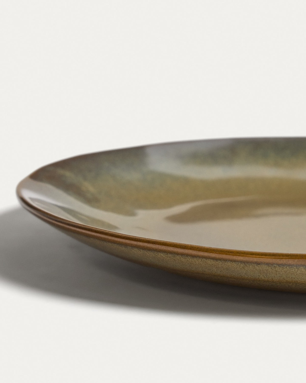 Flacher runder Teller aus glänzender Keramik in dunkelgrün mit leichten Farbvariationen, Durchmesser 32 cm, von Kave Home.