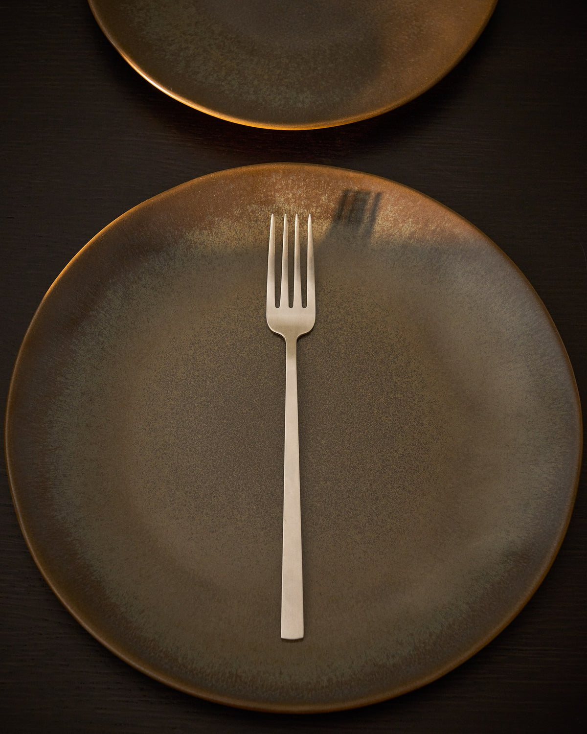 Flacher runder Teller aus glänzender Keramik in dunkelgrün mit leichten Farbvariationen, Durchmesser 32 cm, von Kave Home.